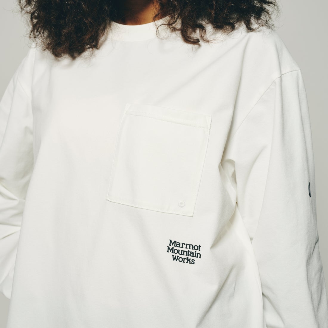 Marmot [マーモット] 別注 ドローコード付き ワンポイントロゴ ロングスリーブポケットTシャツ [MTFW25U04IN-JF] WHITE