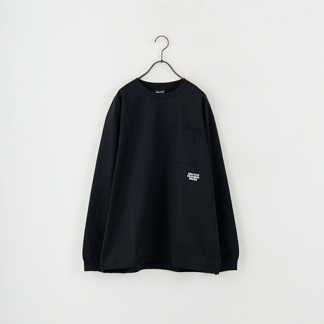 Marmot [マーモット] 別注 ドローコード付き ワンポイントロゴ ロングスリーブポケットTシャツ [MTFW25U04IN-JF] BLACK