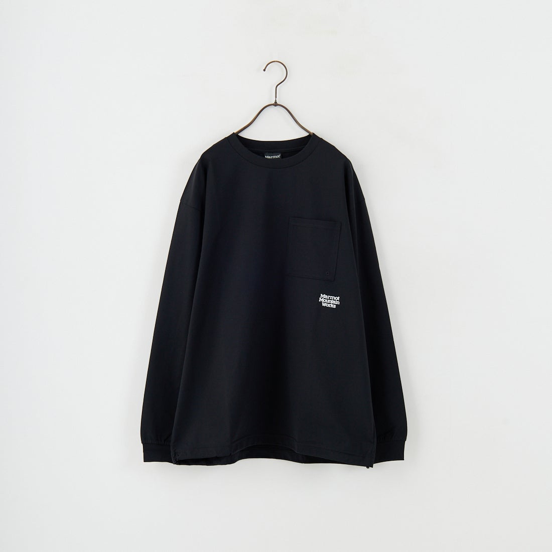 Marmot [マーモット] 別注 ドローコード付き ワンポイントロゴ ロングスリーブポケットTシャツ [MTFW25U04IN-JF] BLACK