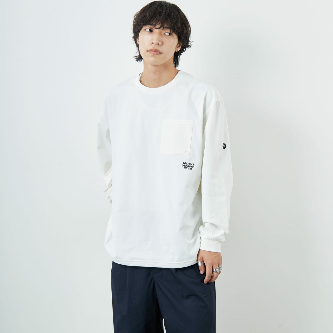 Marmot [マーモット] 別注 ドローコード付き ワンポイントロゴ ロングスリーブポケットTシャツ [MTFW25U04IN-JF] WHITE &&モデル身長：179cm 着用サイズ：XL&&
