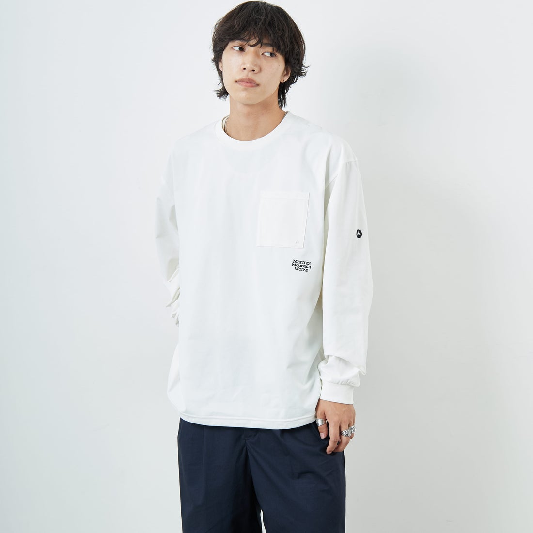 Marmot [マーモット] 別注 ドローコード付き ワンポイントロゴ ロングスリーブポケットTシャツ [MTFW25U04IN-JF] WHITE &&モデル身長：179cm 着用サイズ：XL&&