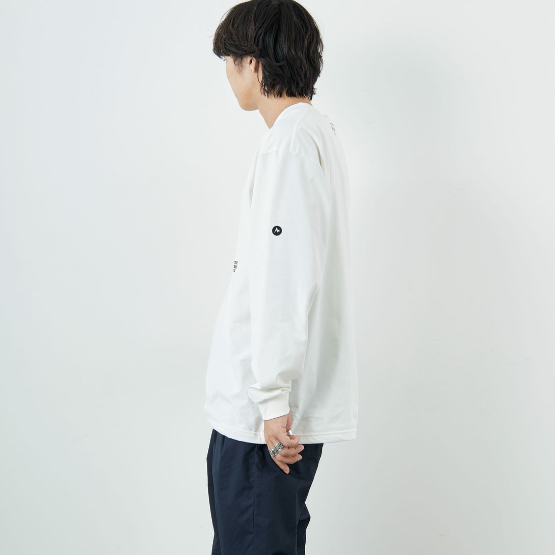 Marmot [マーモット] 別注 ドローコード付き ワンポイントロゴ ロングスリーブポケットTシャツ [MTFW25U04IN-JF] WHITE &&モデル身長：179cm 着用サイズ：XL&&