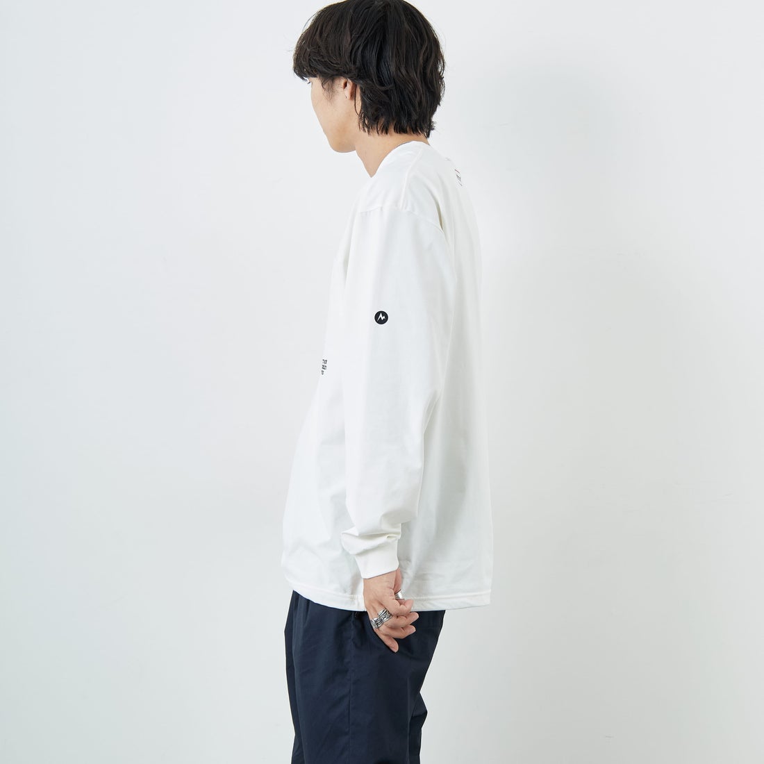 Marmot [マーモット] 別注 ドローコード付き ワンポイントロゴ ロングスリーブポケットTシャツ [MTFW25U04IN-JF] WHITE &&モデル身長：179cm 着用サイズ：XL&&