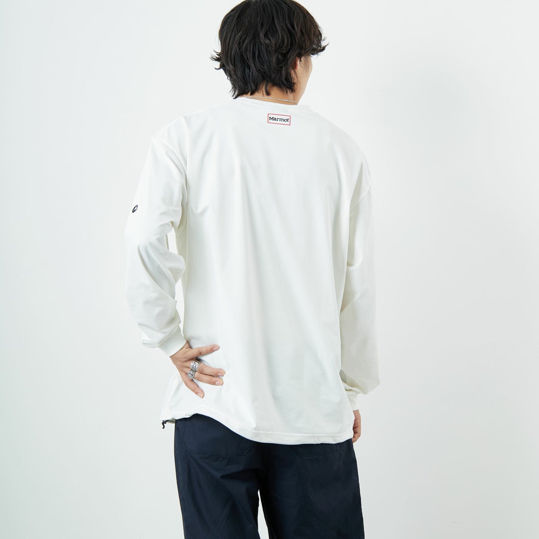 Marmot [マーモット] 別注 ドローコード付き ワンポイントロゴ ロングスリーブポケットTシャツ [MTFW25U04IN-JF] WHITE &&モデル身長：179cm 着用サイズ：XL&&