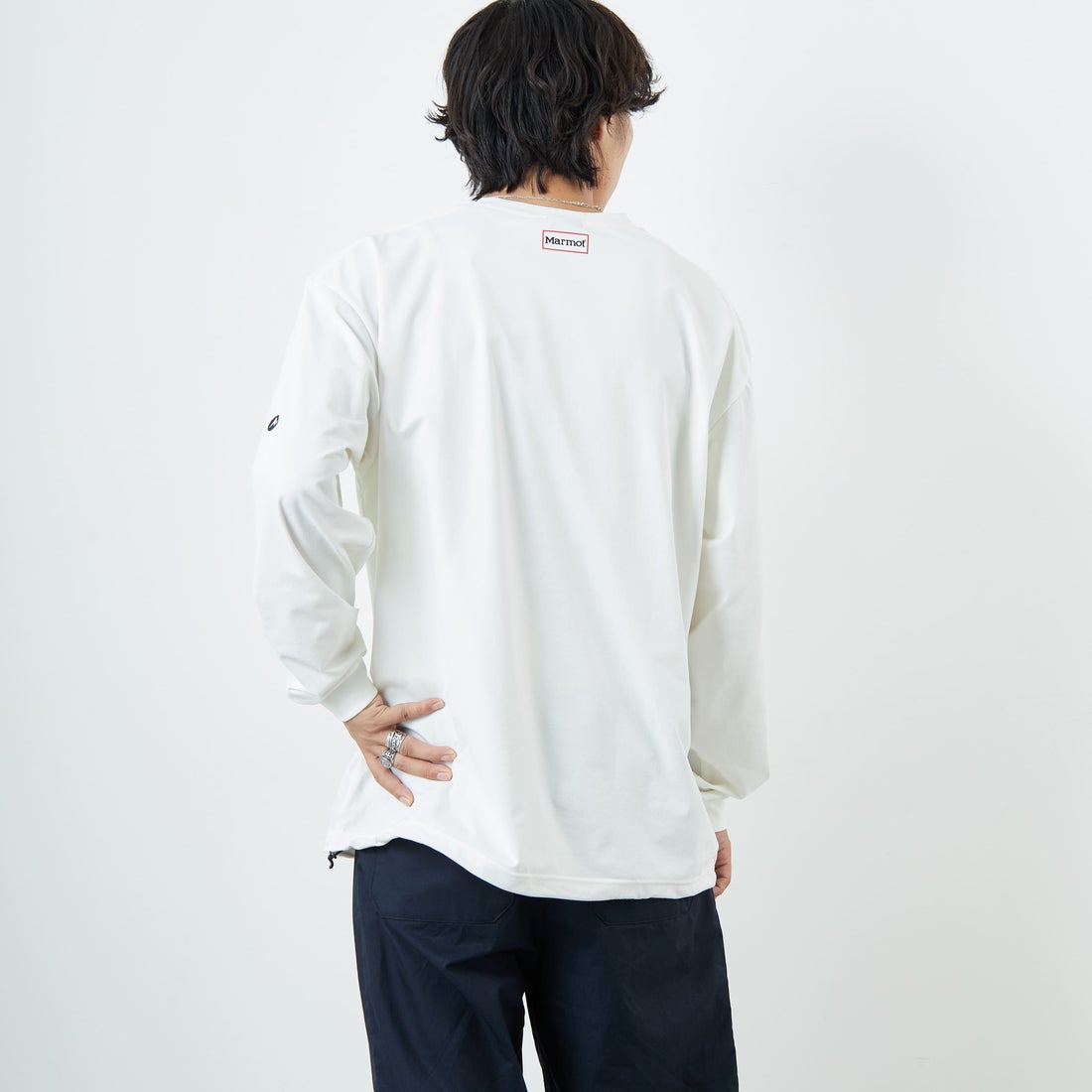 Marmot [マーモット] 別注 ドローコード付き ワンポイントロゴ ロングスリーブポケットTシャツ [MTFW25U04IN-JF] WHITE &&モデル身長：179cm 着用サイズ：XL&&