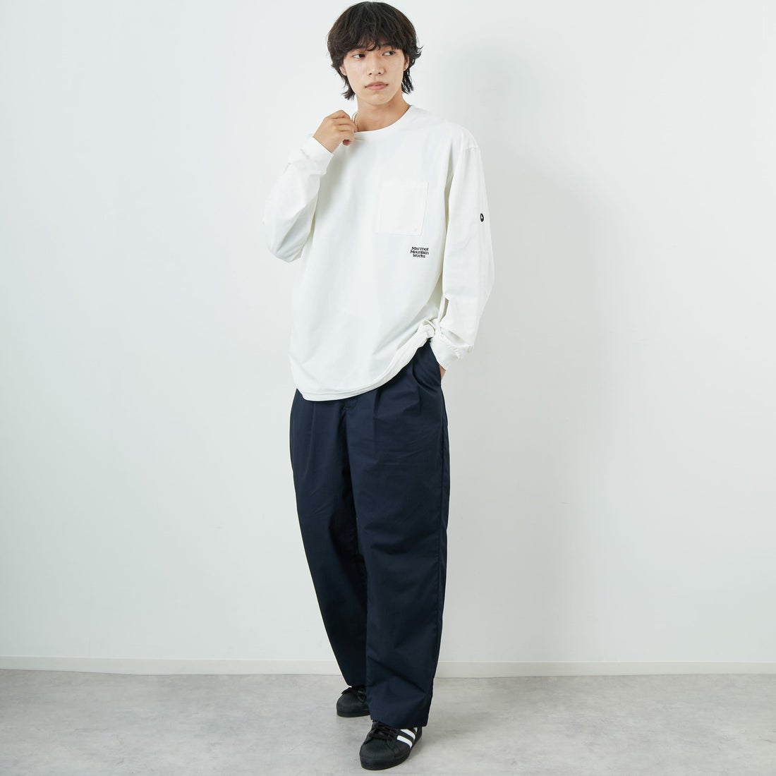 Marmot [マーモット] 別注 ドローコード付き ワンポイントロゴ ロングスリーブポケットTシャツ [MTFW25U04IN-JF] WHITE &&モデル身長：179cm 着用サイズ：XL&&