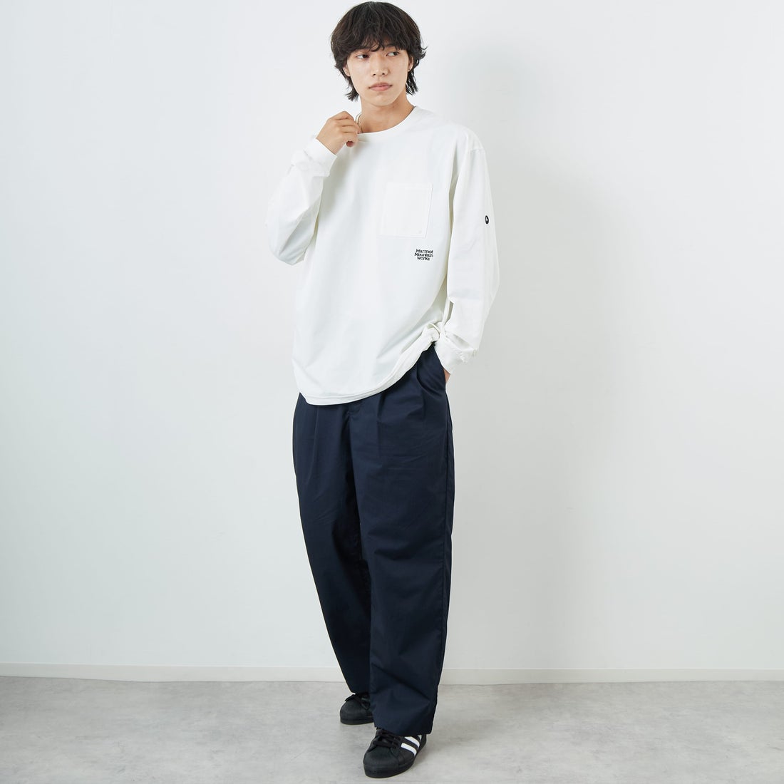 Marmot [マーモット] 別注 ドローコード付き ワンポイントロゴ ロングスリーブポケットTシャツ [MTFW25U04IN-JF] WHITE &&モデル身長：179cm 着用サイズ：XL&&