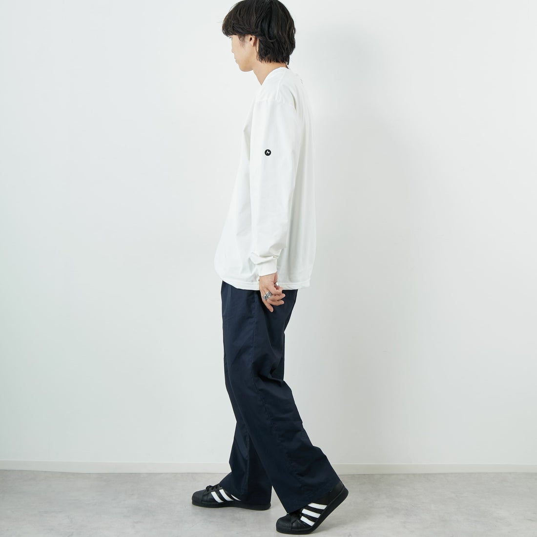 Marmot [マーモット] 別注 ドローコード付き ワンポイントロゴ ロングスリーブポケットTシャツ [MTFW25U04IN-JF] WHITE &&モデル身長：179cm 着用サイズ：XL&&