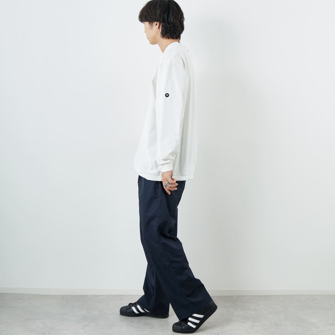 Marmot [マーモット] 別注 ドローコード付き ワンポイントロゴ ロングスリーブポケットTシャツ [MTFW25U04IN-JF] WHITE &&モデル身長：179cm 着用サイズ：XL&&