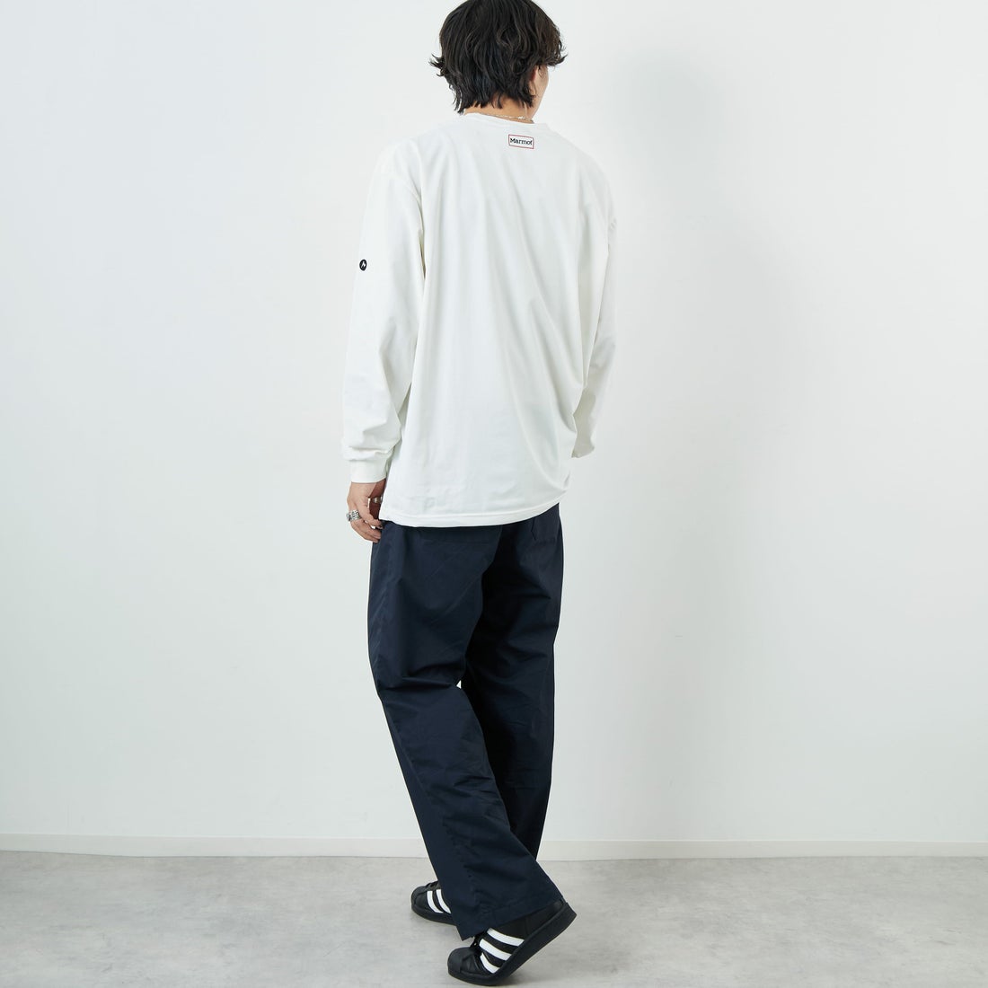 Marmot [マーモット] 別注 ドローコード付き ワンポイントロゴ ロングスリーブポケットTシャツ [MTFW25U04IN-JF] WHITE &&モデル身長：179cm 着用サイズ：XL&&