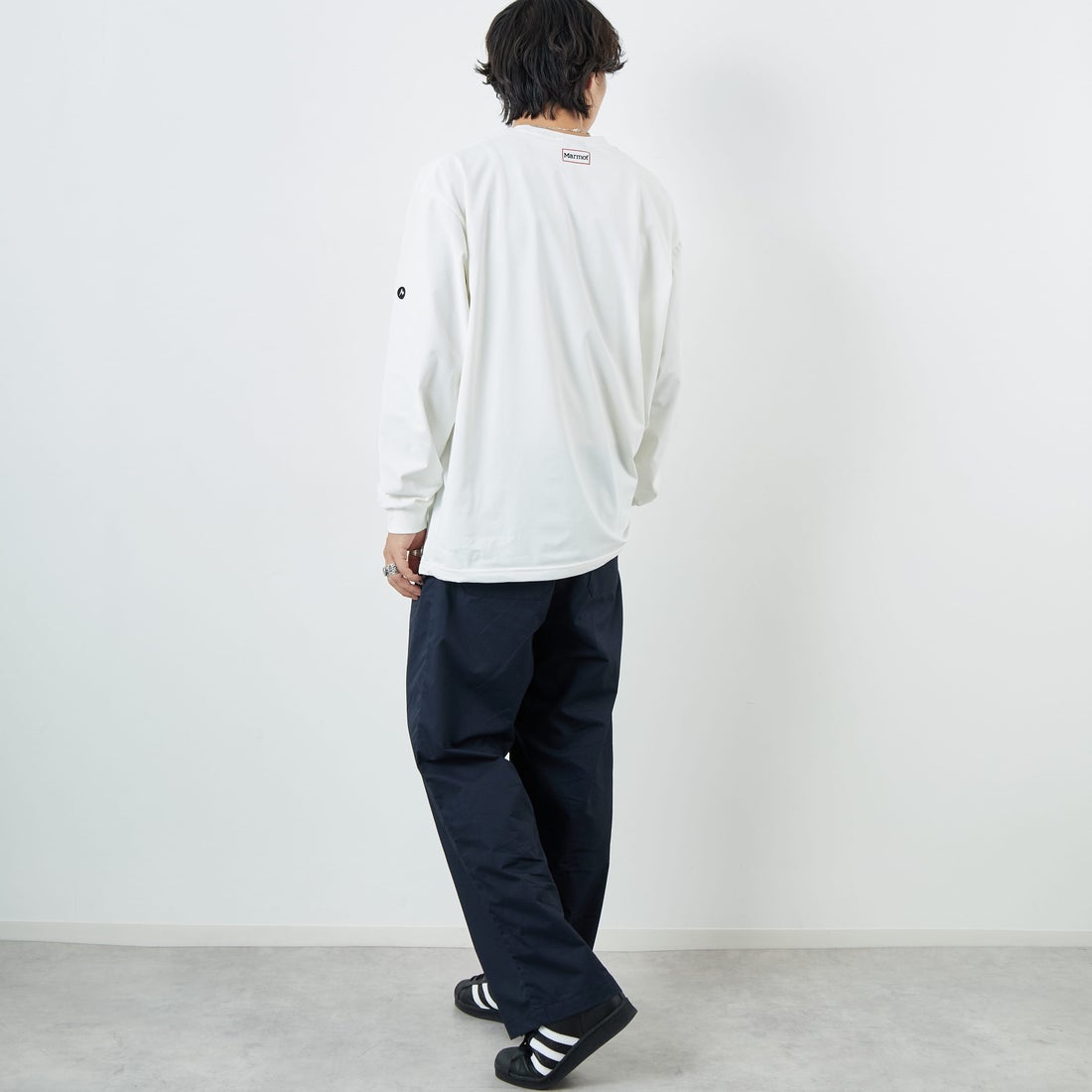 Marmot [マーモット] 別注 ドローコード付き ワンポイントロゴ ロングスリーブポケットTシャツ [MTFW25U04IN-JF] WHITE &&モデル身長：179cm 着用サイズ：XL&&