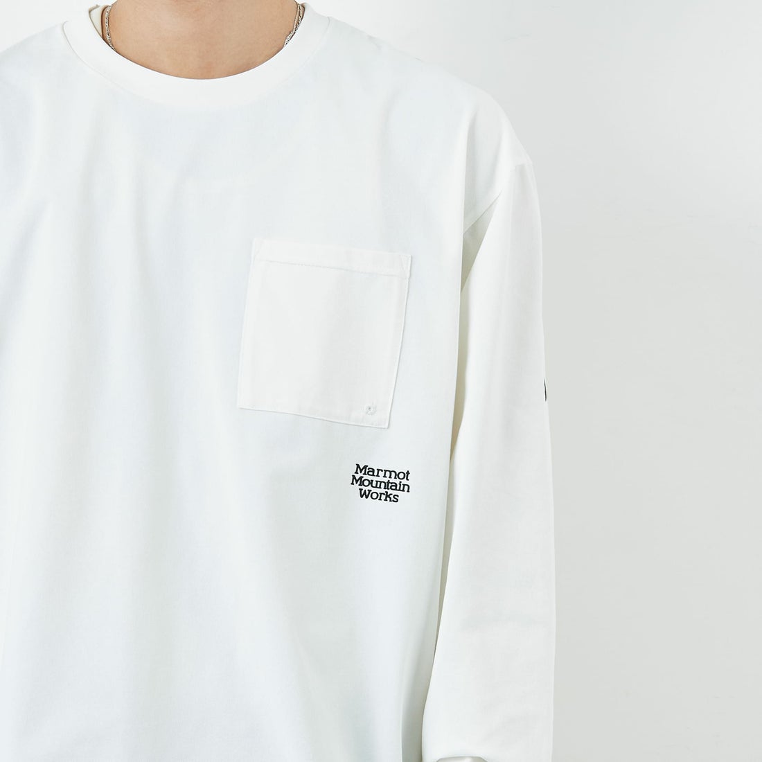 Marmot [マーモット] 別注 ドローコード付き ワンポイントロゴ ロングスリーブポケットTシャツ [MTFW25U04IN-JF] WHITE &&モデル身長：179cm 着用サイズ：XL&&