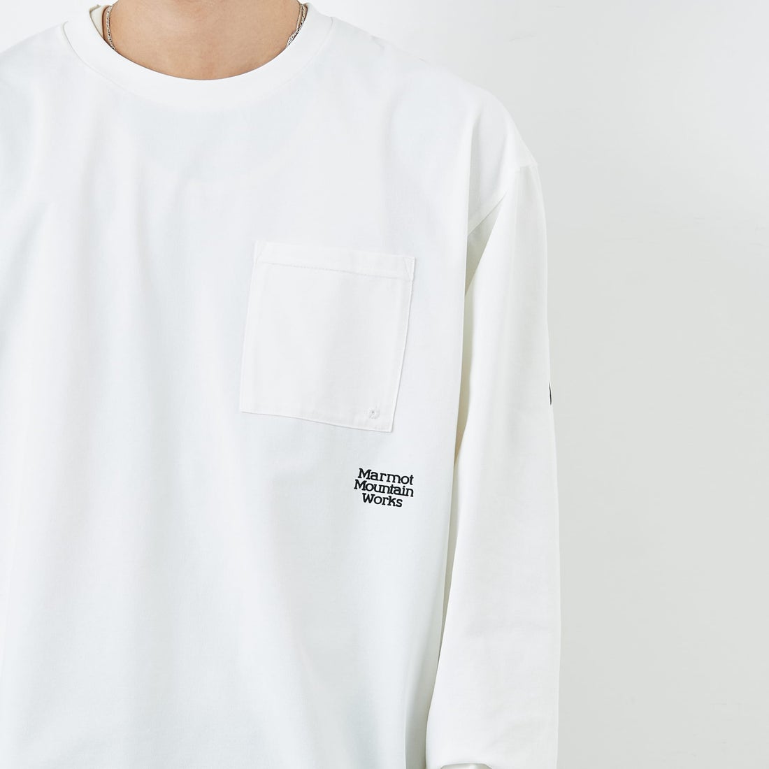 Marmot [マーモット] 別注 ドローコード付き ワンポイントロゴ ロングスリーブポケットTシャツ [MTFW25U04IN-JF] WHITE &&モデル身長：179cm 着用サイズ：XL&&