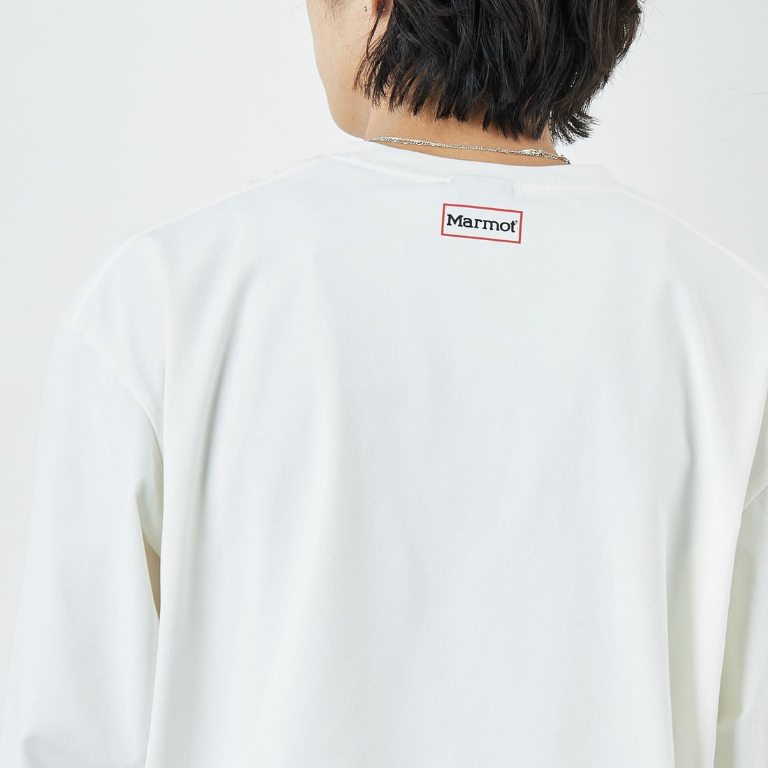 Marmot [マーモット] 別注 ドローコード付き ワンポイントロゴ ロングスリーブポケットTシャツ [MTFW25U04IN-JF] WHITE &&モデル身長：179cm 着用サイズ：XL&&