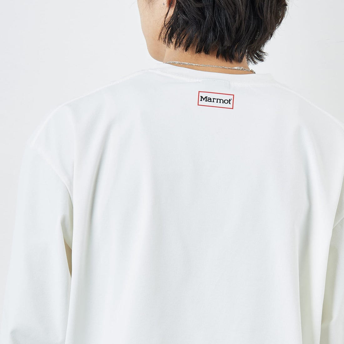 Marmot [マーモット] 別注 ドローコード付き ワンポイントロゴ ロングスリーブポケットTシャツ [MTFW25U04IN-JF] WHITE &&モデル身長：179cm 着用サイズ：XL&&