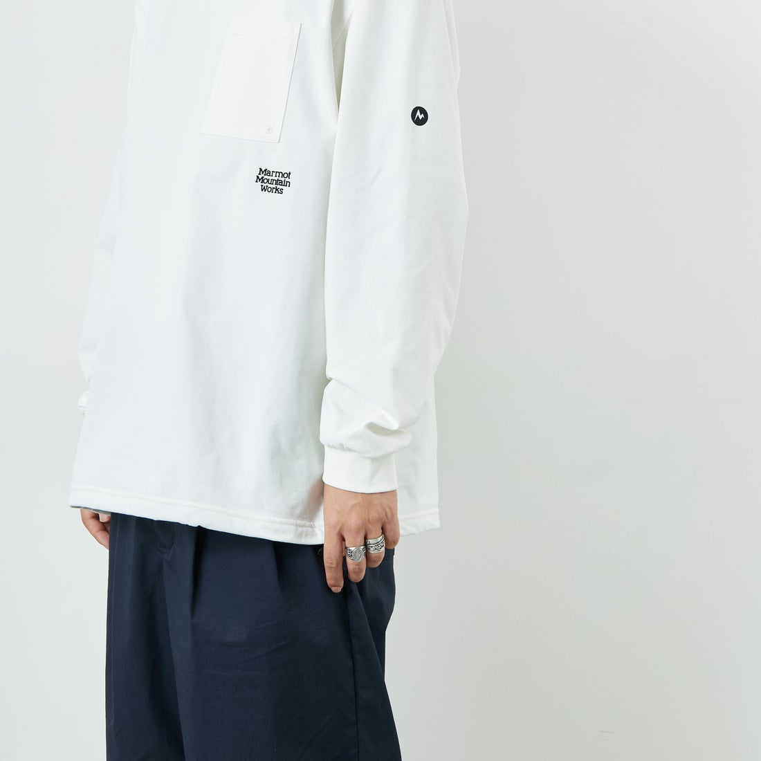 Marmot [マーモット] 別注 ドローコード付き ワンポイントロゴ ロングスリーブポケットTシャツ [MTFW25U04IN-JF] WHITE &&モデル身長：179cm 着用サイズ：XL&&