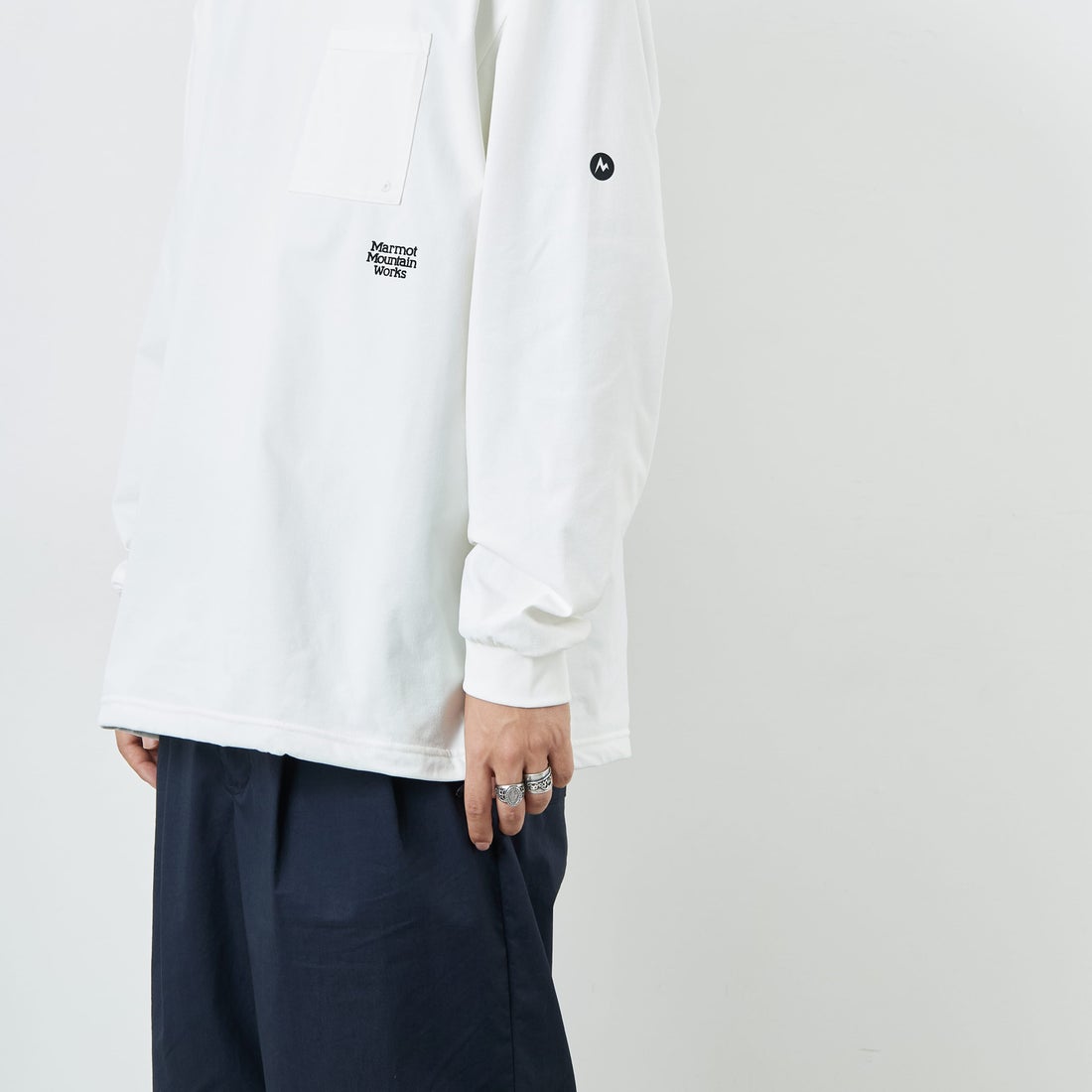 Marmot [マーモット] 別注 ドローコード付き ワンポイントロゴ ロングスリーブポケットTシャツ [MTFW25U04IN-JF] WHITE &&モデル身長：179cm 着用サイズ：XL&&