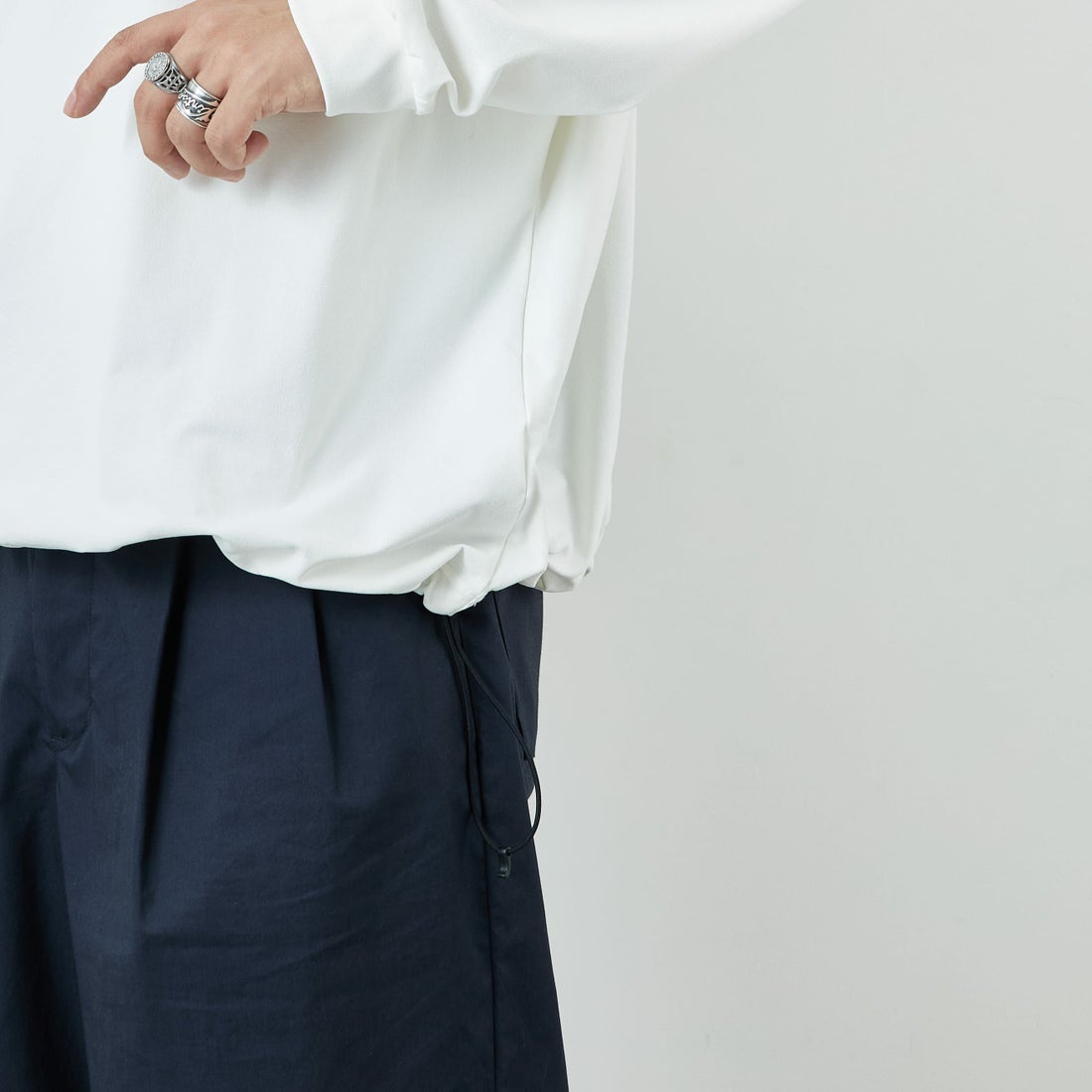 Marmot [マーモット] 別注 ドローコード付き ワンポイントロゴ ロングスリーブポケットTシャツ [MTFW25U04IN-JF] WHITE &&モデル身長：179cm 着用サイズ：XL&&