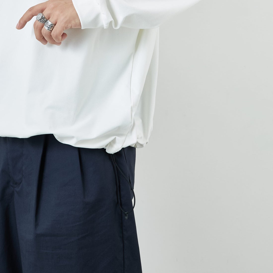 Marmot [マーモット] 別注 ドローコード付き ワンポイントロゴ ロングスリーブポケットTシャツ [MTFW25U04IN-JF] WHITE &&モデル身長：179cm 着用サイズ：XL&&