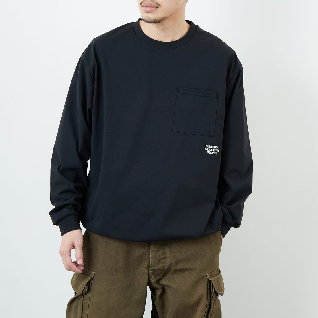 Marmot [マーモット] 別注 ドローコード付き ワンポイントロゴ ロングスリーブポケットTシャツ [MTFW25U04IN-JF] BLACK &&モデル身長：168cm 着用サイズ：M&&