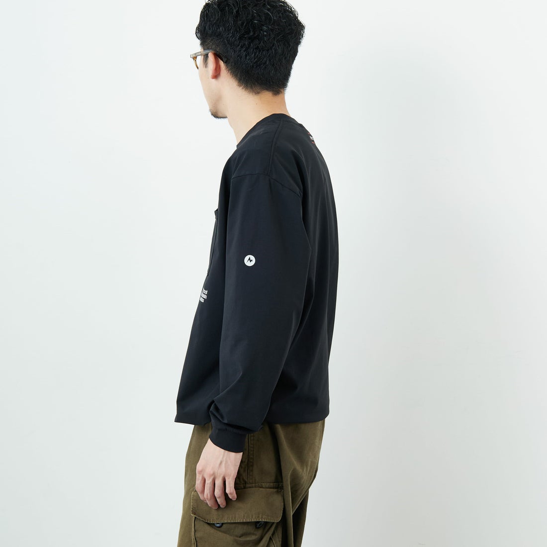 Marmot [マーモット] 別注 ドローコード付き ワンポイントロゴ ロングスリーブポケットTシャツ [MTFW25U04IN-JF] BLACK &&モデル身長：168cm 着用サイズ：M&&