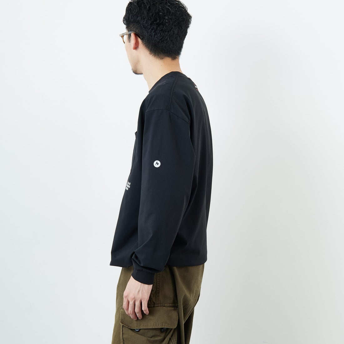 Marmot [マーモット] 別注 ドローコード付き ワンポイントロゴ ロングスリーブポケットTシャツ [MTFW25U04IN-JF] BLACK &&モデル身長：168cm 着用サイズ：M&&