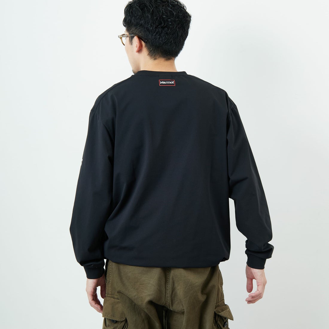 Marmot [マーモット] 別注 ドローコード付き ワンポイントロゴ ロングスリーブポケットTシャツ [MTFW25U04IN-JF] BLACK &&モデル身長：168cm 着用サイズ：M&&
