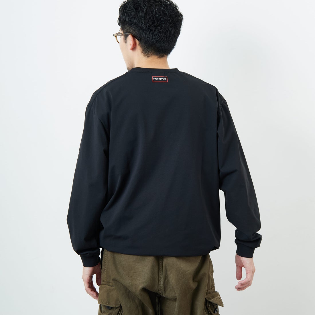 Marmot [マーモット] 別注 ドローコード付き ワンポイントロゴ ロングスリーブポケットTシャツ [MTFW25U04IN-JF] BLACK &&モデル身長：168cm 着用サイズ：M&&