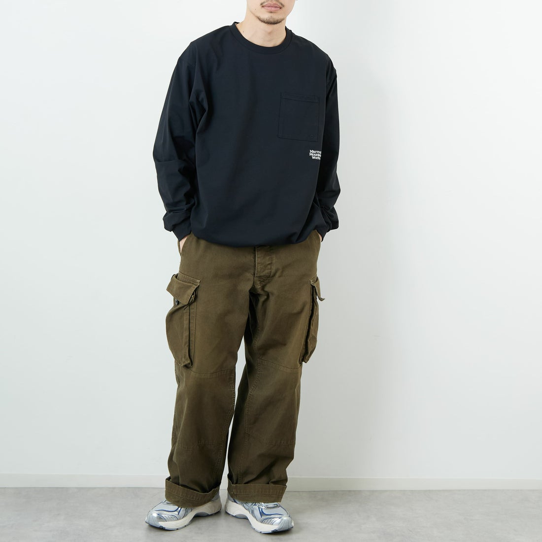 Marmot [マーモット] 別注 ドローコード付き ワンポイントロゴ ロングスリーブポケットTシャツ [MTFW25U04IN-JF] BLACK &&モデル身長：168cm 着用サイズ：M&&