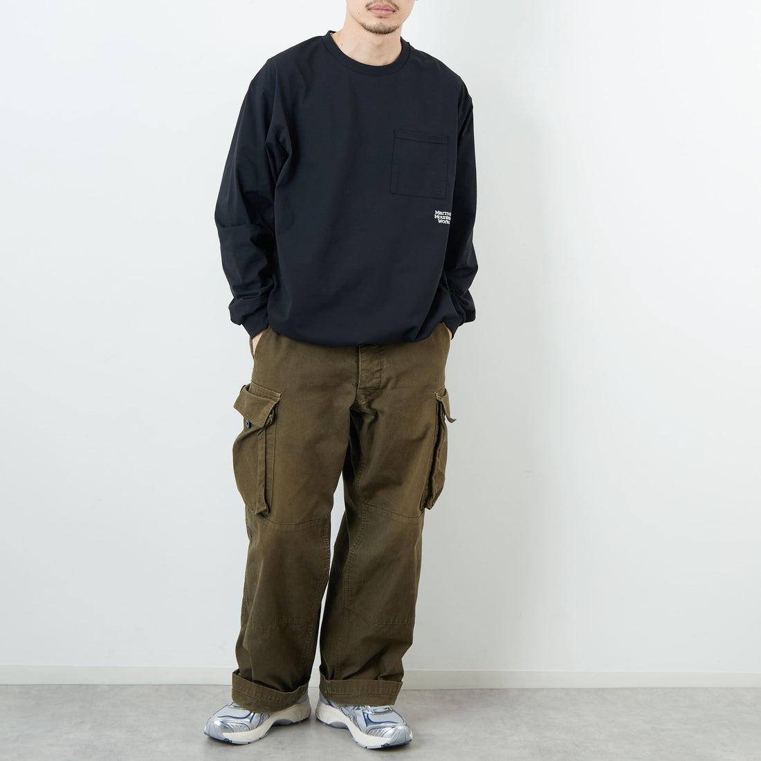 Marmot [マーモット] 別注 ドローコード付き ワンポイントロゴ ロングスリーブポケットTシャツ [MTFW25U04IN-JF] BLACK &&モデル身長：168cm 着用サイズ：M&&