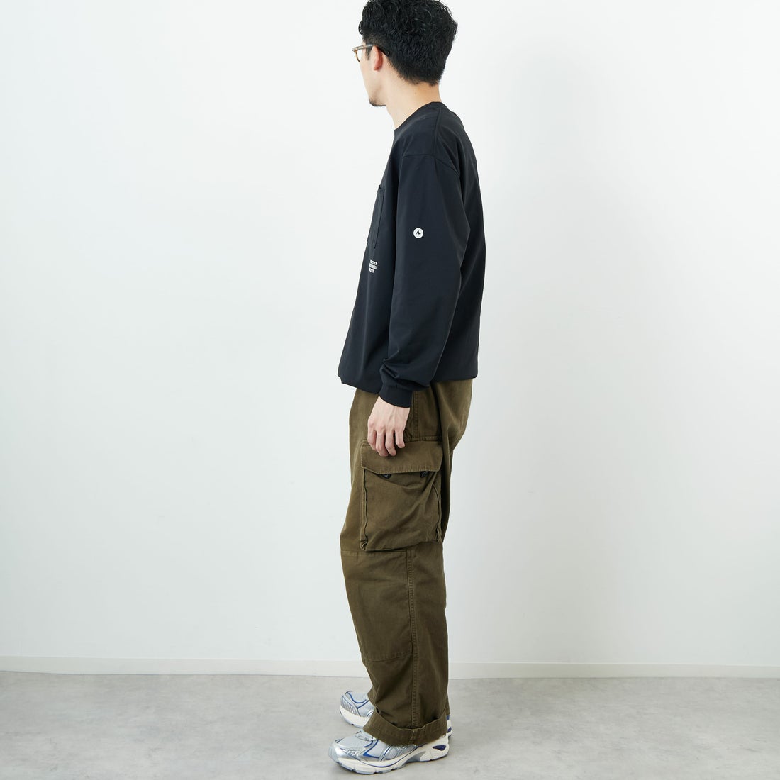Marmot [マーモット] 別注 ドローコード付き ワンポイントロゴ ロングスリーブポケットTシャツ [MTFW25U04IN-JF] BLACK &&モデル身長：168cm 着用サイズ：M&&