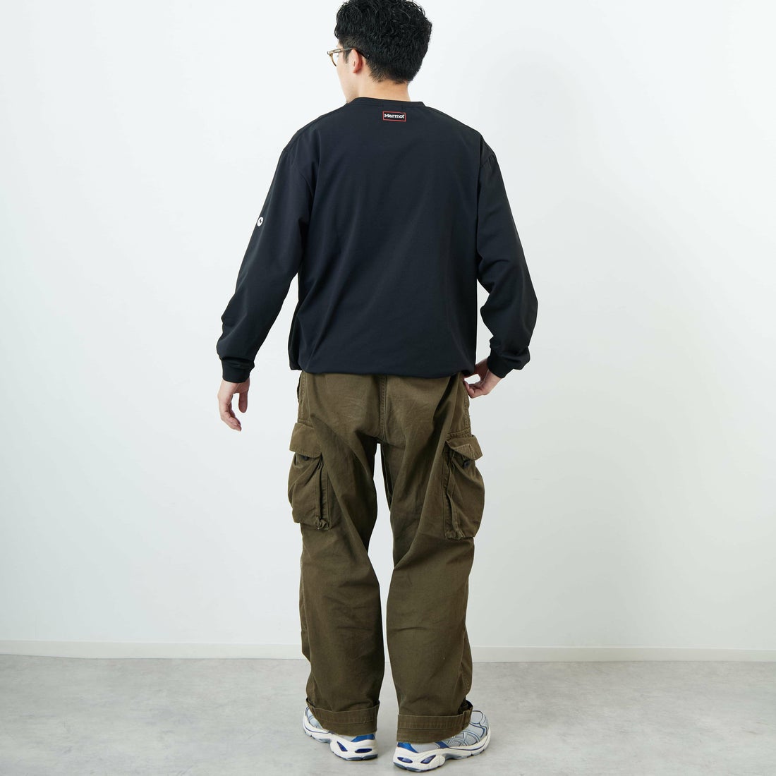 Marmot [マーモット] 別注 ドローコード付き ワンポイントロゴ ロングスリーブポケットTシャツ [MTFW25U04IN-JF] BLACK &&モデル身長：168cm 着用サイズ：M&&