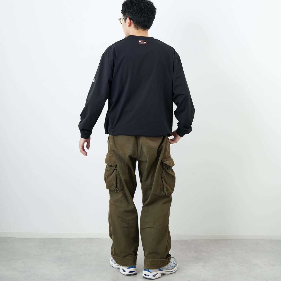 Marmot [マーモット] 別注 ドローコード付き ワンポイントロゴ ロングスリーブポケットTシャツ [MTFW25U04IN-JF] BLACK &&モデル身長：168cm 着用サイズ：M&&