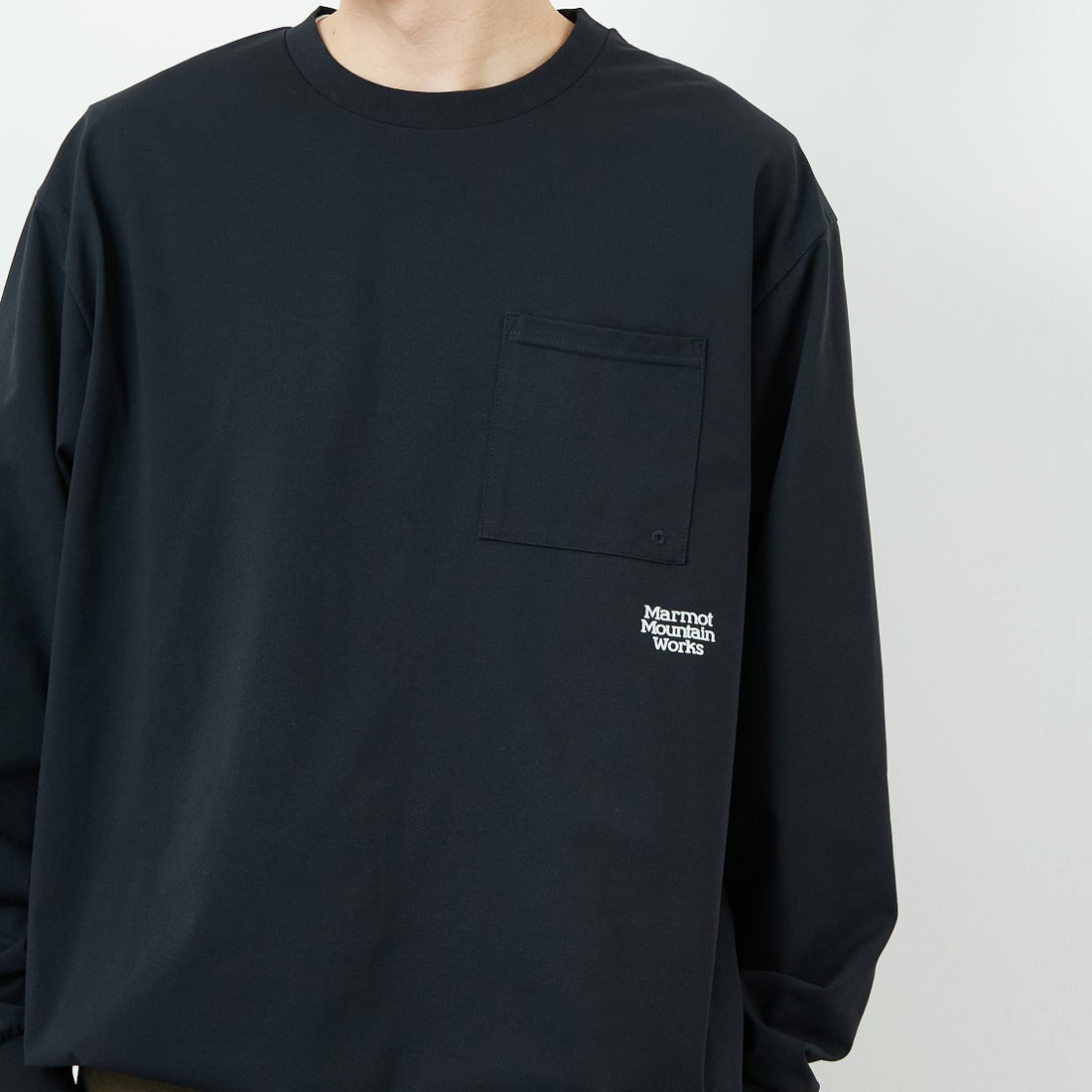 Marmot [マーモット] 別注 ドローコード付き ワンポイントロゴ ロングスリーブポケットTシャツ [MTFW25U04IN-JF] BLACK &&モデル身長：168cm 着用サイズ：M&&