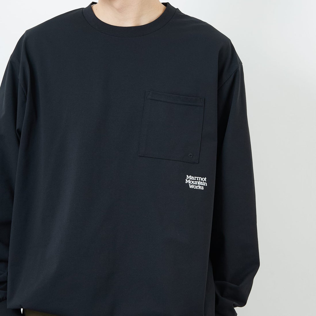 Marmot [マーモット] 別注 ドローコード付き ワンポイントロゴ ロングスリーブポケットTシャツ [MTFW25U04IN-JF] BLACK &&モデル身長：168cm 着用サイズ：M&&