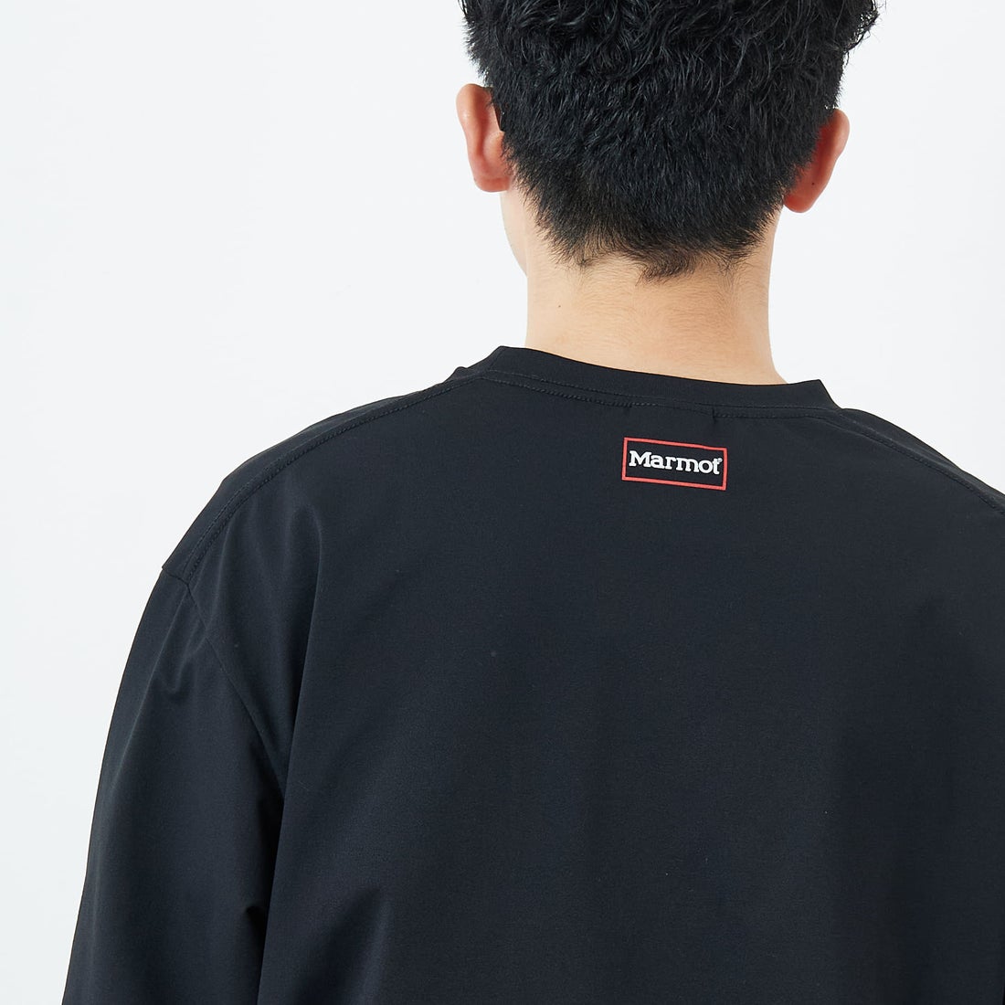 Marmot [マーモット] 別注 ドローコード付き ワンポイントロゴ ロングスリーブポケットTシャツ [MTFW25U04IN-JF] BLACK &&モデル身長：168cm 着用サイズ：M&&