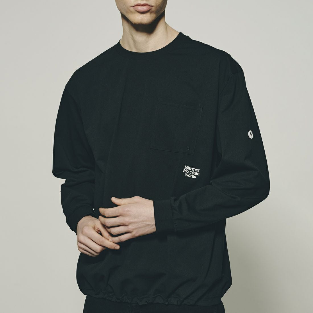 Marmot [マーモット] 別注 ドローコード付き ワンポイントロゴ ロングスリーブポケットTシャツ [MTFW25U04IN-JF] BLACK