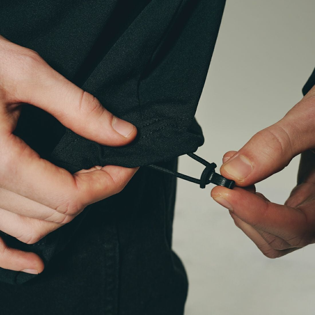 Marmot [マーモット] 別注 ドローコード付き ワンポイントロゴ ロングスリーブポケットTシャツ [MTFW25U04IN-JF] BLACK