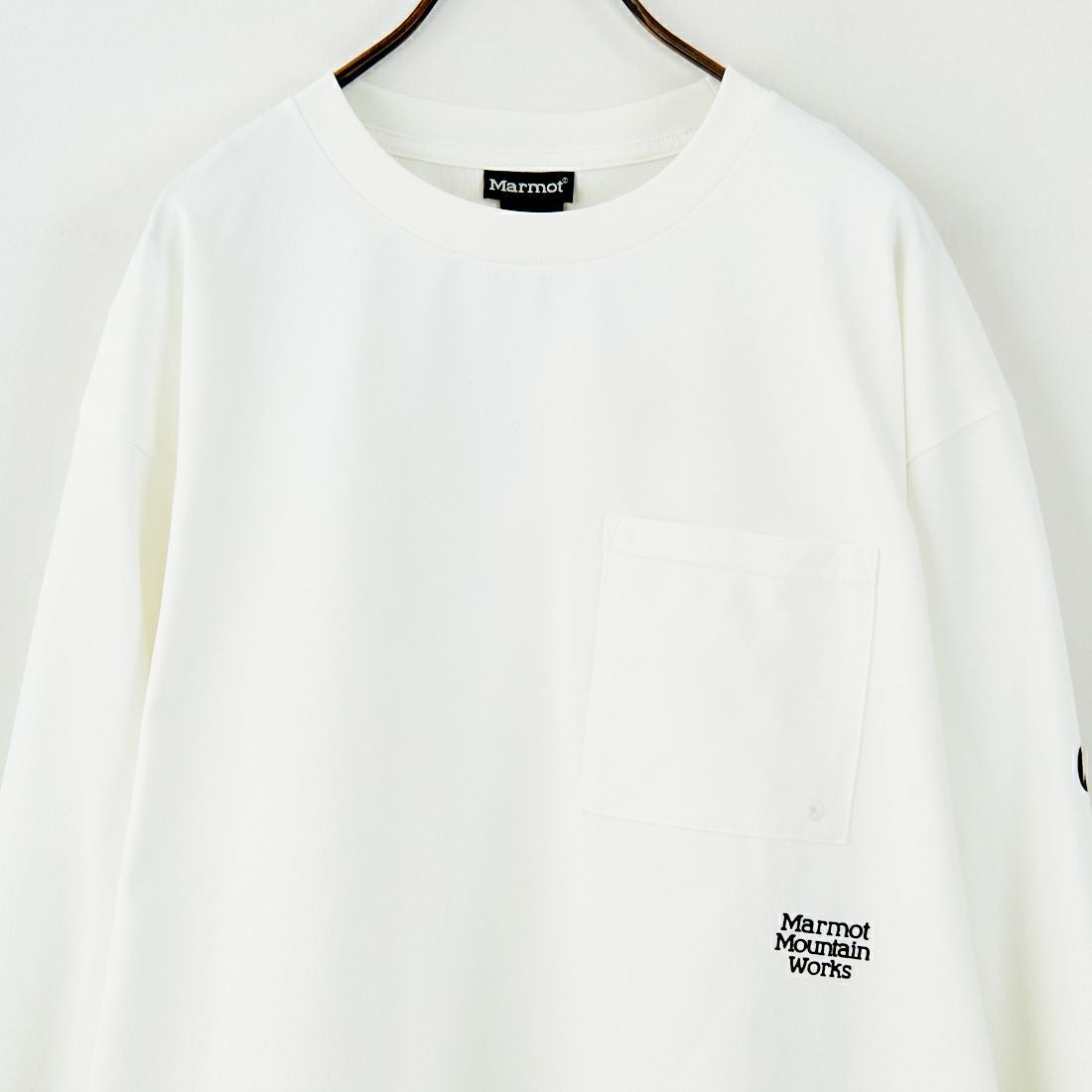 Marmot [マーモット] 別注 ドローコード付き ワンポイントロゴ ロングスリーブポケットTシャツ [MTFW25U04IN-JF] WHITE