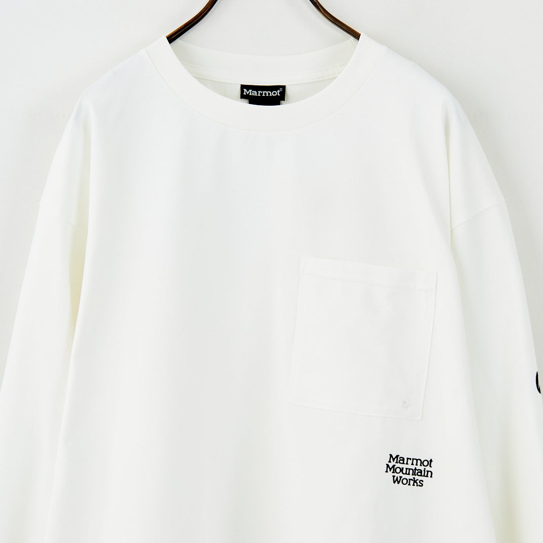 Marmot [マーモット] 別注 ドローコード付き ワンポイントロゴ ロングスリーブポケットTシャツ [MTFW25U04IN-JF] WHITE