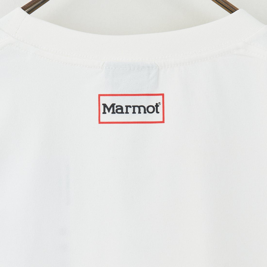 Marmot [マーモット] 別注 ドローコード付き ワンポイントロゴ ロングスリーブポケットTシャツ [MTFW25U04IN-JF] WHITE