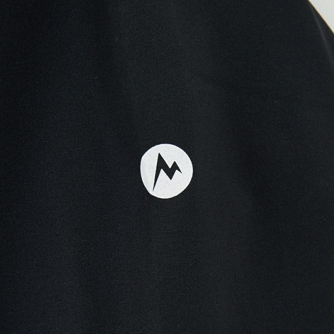 Marmot [マーモット] 別注 ドローコード付き ワンポイントロゴ ロングスリーブポケットTシャツ [MTFW25U04IN-JF] BLACK