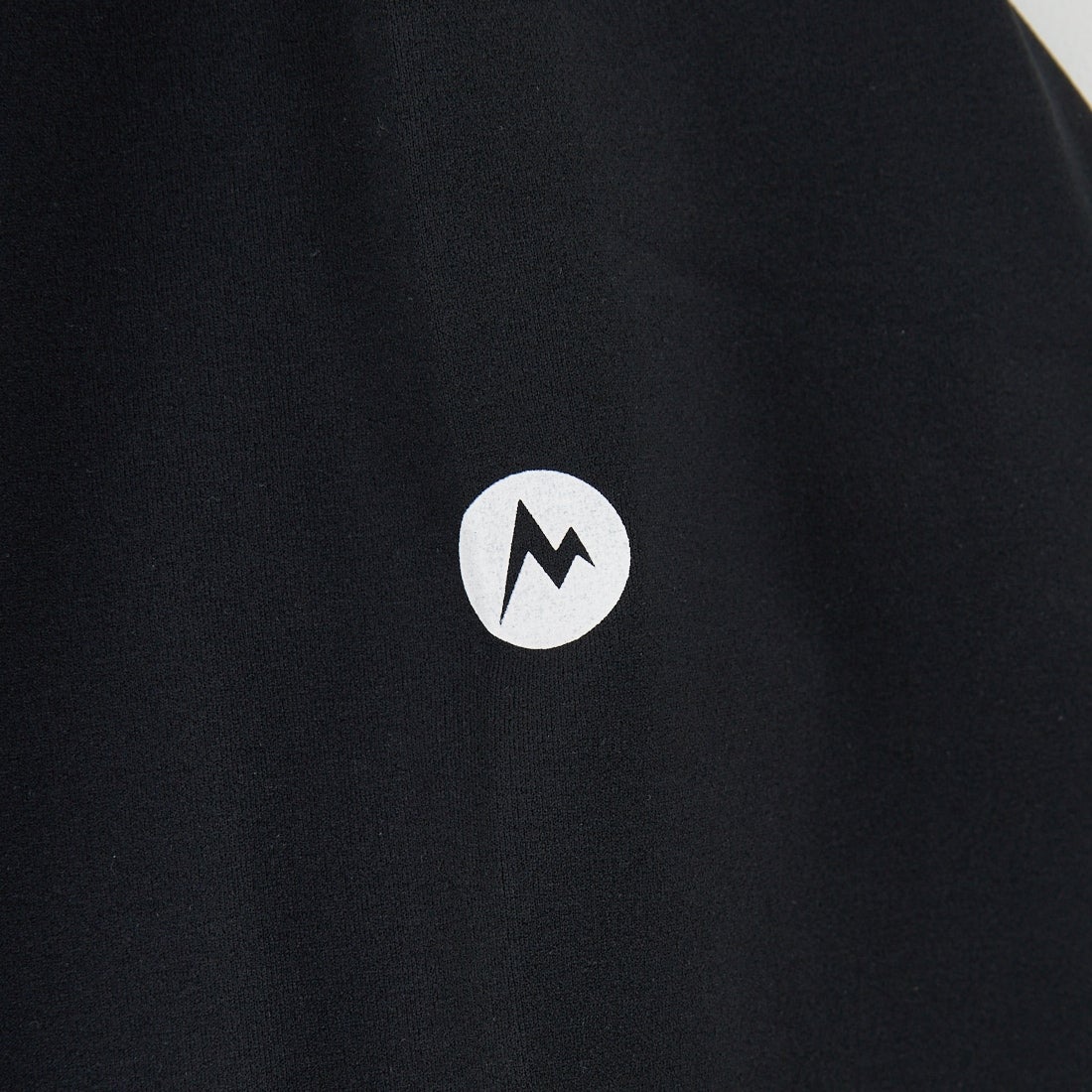 Marmot [マーモット] 別注 ドローコード付き ワンポイントロゴ ロングスリーブポケットTシャツ [MTFW25U04IN-JF] BLACK