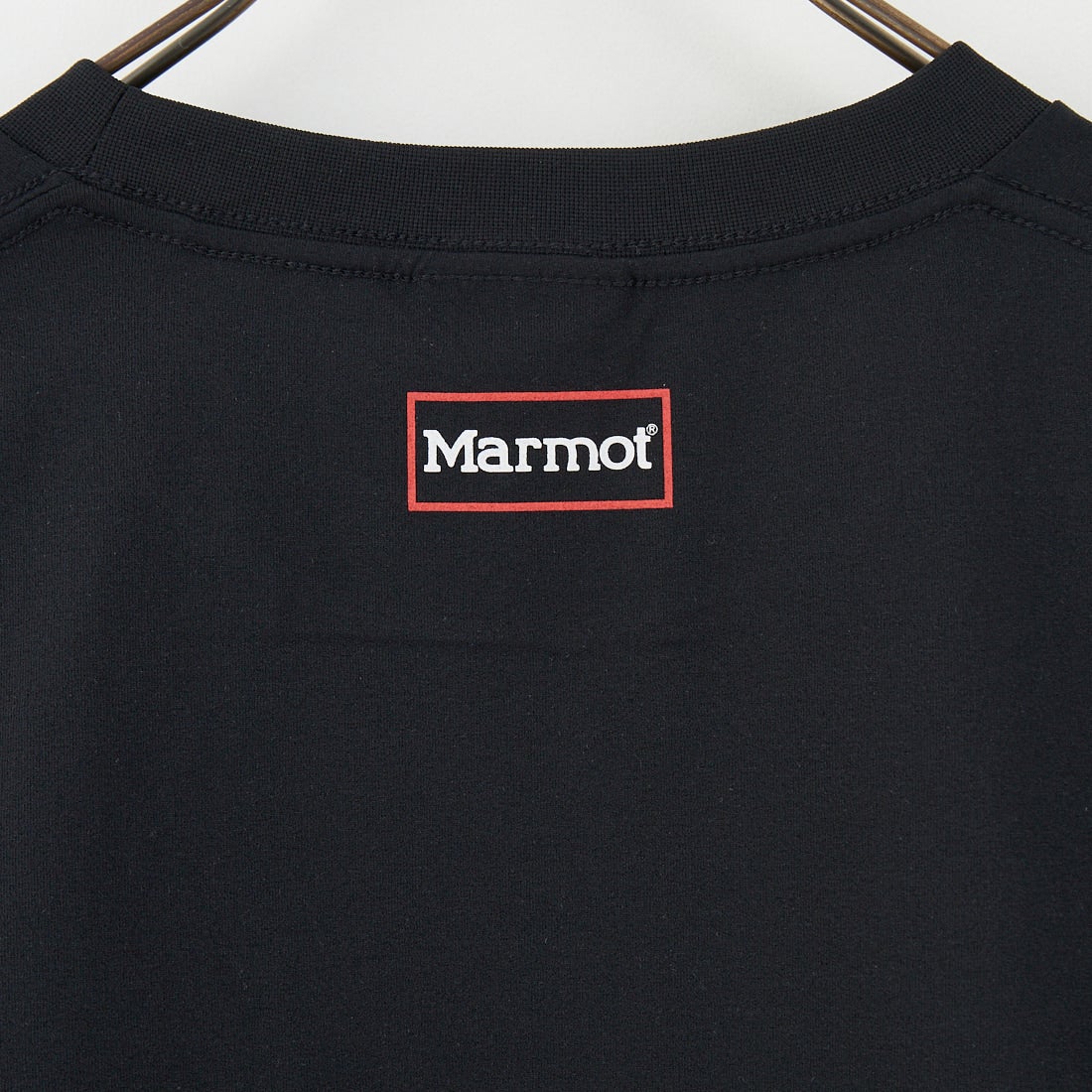 Marmot [マーモット] 別注 ドローコード付き ワンポイントロゴ ロングスリーブポケットTシャツ [MTFW25U04IN-JF] BLACK