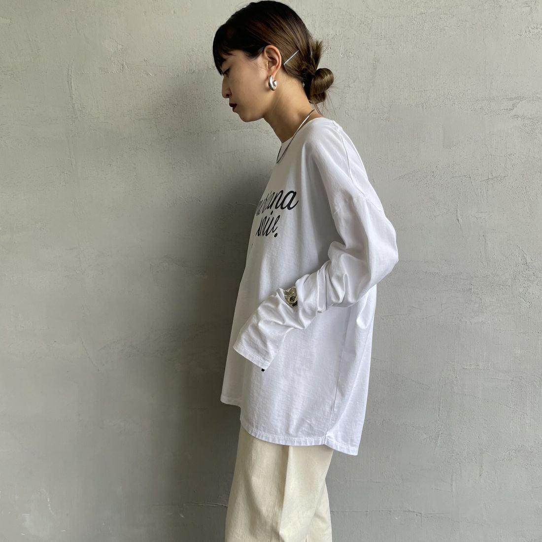 MICA&DEAL [マイカアンドディール] AMERICANA × MICA&DEAL ロングスリーブTシャツ [0125309271] WHITE &&モデル身長：150cm 着用サイズ：F&&