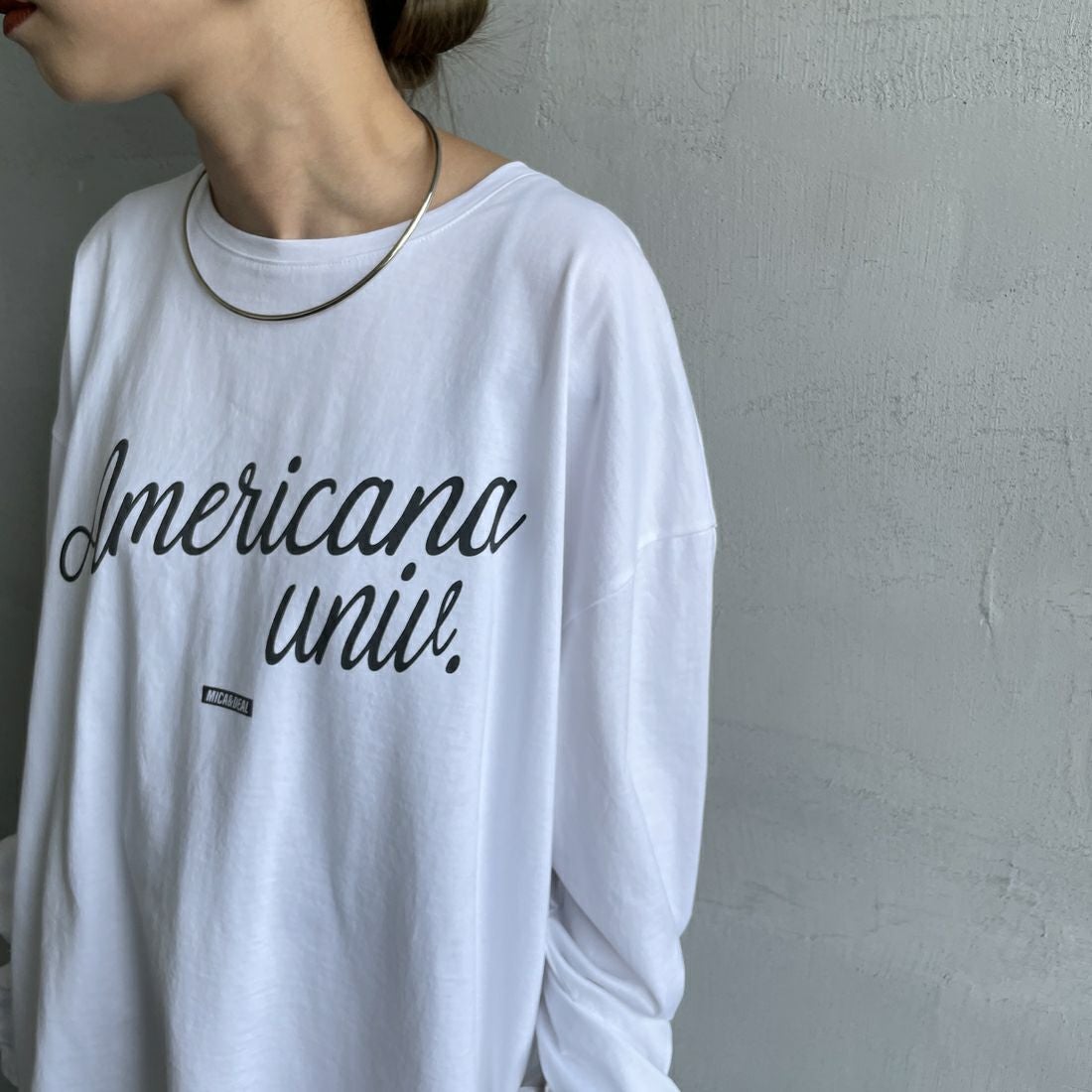 MICA&DEAL [マイカアンドディール] AMERICANA × MICA&DEAL ロングスリーブTシャツ [0125309271] WHITE &&モデル身長：150cm 着用サイズ：F&&