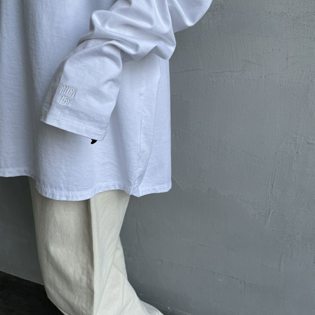 MICA&DEAL [マイカアンドディール] AMERICANA × MICA&DEAL ロングスリーブTシャツ [0125309271] WHITE &&モデル身長：150cm 着用サイズ：F&&