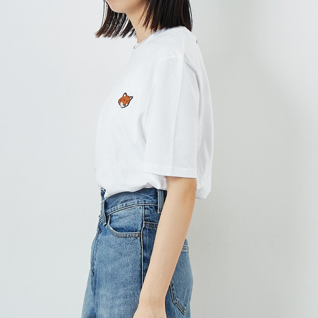 MAISON KITSUNE [メゾン キツネ] フォックスヘッド レギュラーTシャツ [PM00107KJ7026] P100 WHITE &&モデル身長：162cm 着用サイズ：XS&&