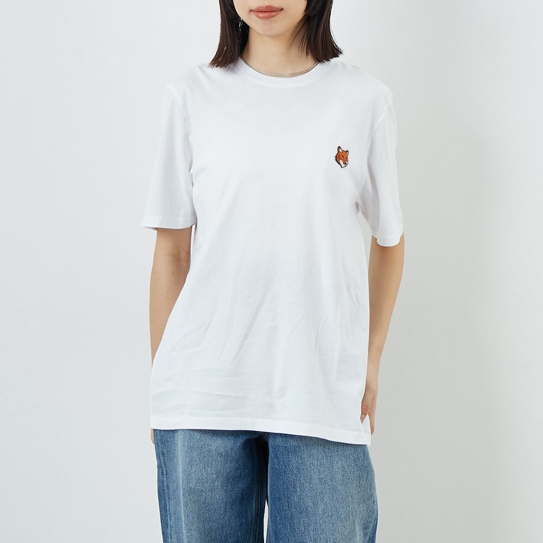 MAISON KITSUNE [メゾン キツネ] フォックスヘッド レギュラーTシャツ [PM00107KJ7026] P100 WHITE &&モデル身長：162cm 着用サイズ：XS&&
