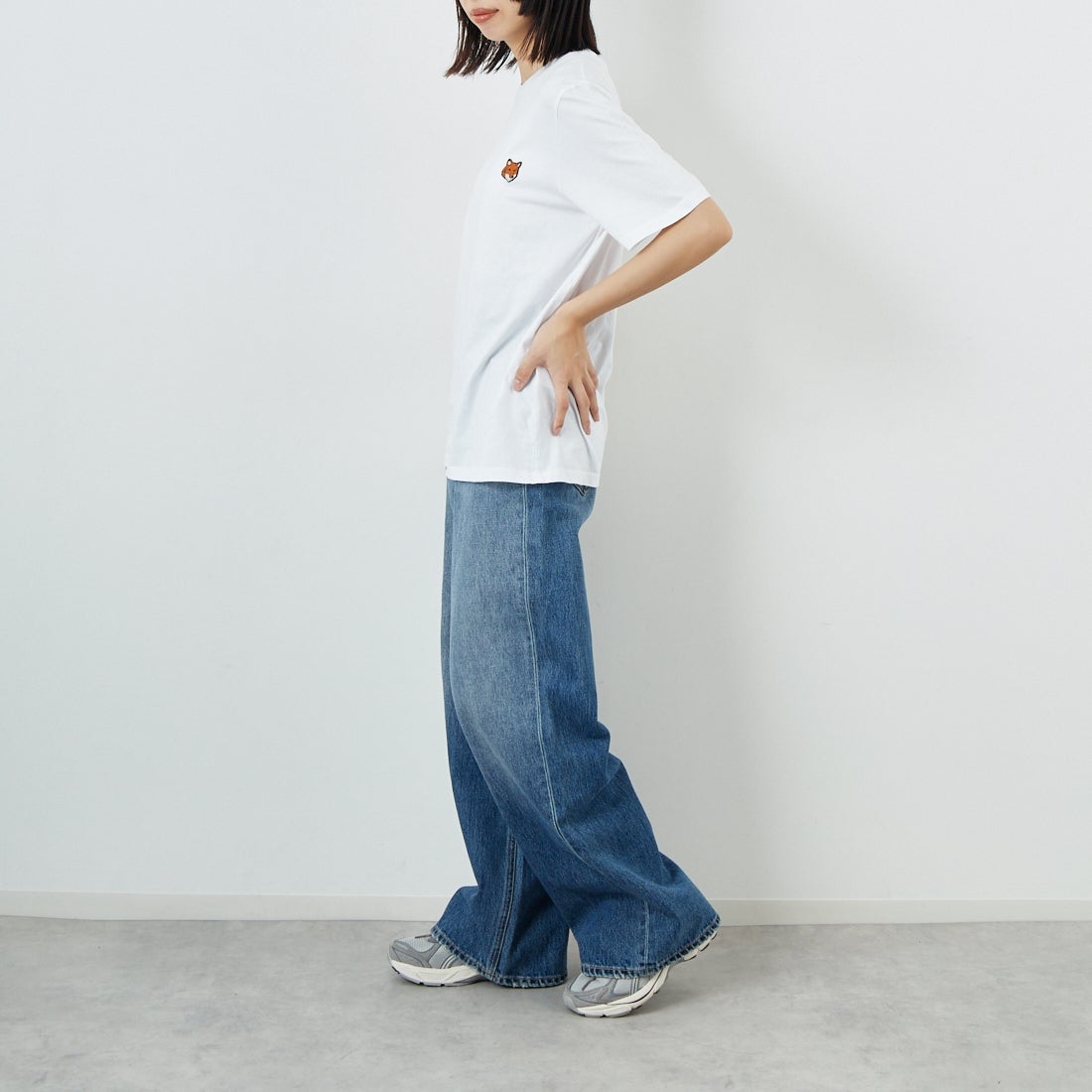 MAISON KITSUNE [メゾン キツネ] フォックスヘッド レギュラーTシャツ [PM00107KJ7026] P100 WHITE &&モデル身長：162cm 着用サイズ：XS&&